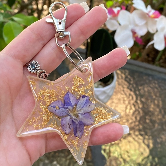 Floral Star Shaped Purple Flower Gold Flake Keychain Resin Art - Picture 5 of 13